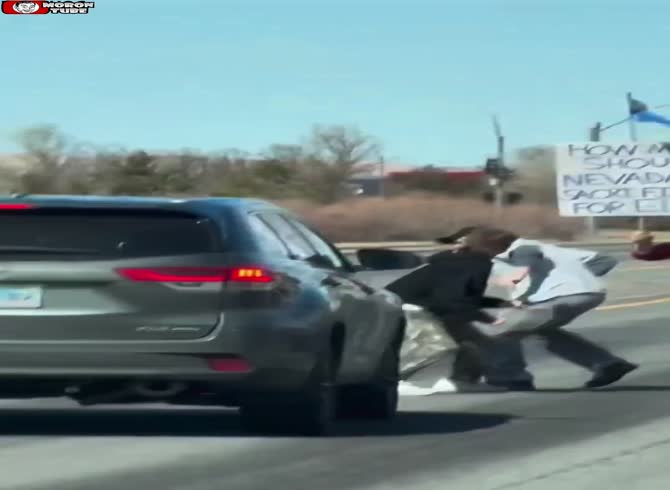 Video :A pro-Trump motorist is beaten after smoking at demonstrators